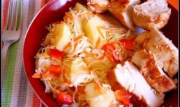 Piept de pui cu salata de varza si ananas
