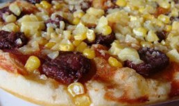 Pizza cu porumb si carnati de casa