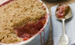 Placinta crocanta (crumble) cu rubarba