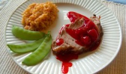 Porc cu sos de zmeura