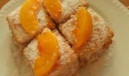 Prajitura cu biscuiti si piersici din compot