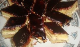 Prajitura cu branza si glazura de cacao