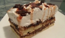 Prajitura cu crema de cacao si dulceata de visine