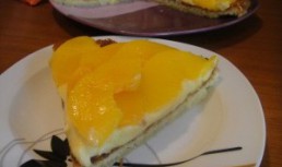 Prajitura cu crema de vanilie si piersici