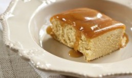 Prăjitură delicioasă cu banane și sos caramel