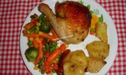 Pui cu legume, cartofi si salata de sfecla