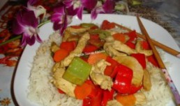 Pui cu legume pe pat de orez