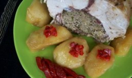 Pui umplut ţărăneşte cu garnitura de mere in sos caramel