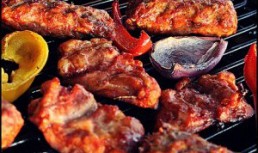 Pulpe la gratar in marinata de sos tomat
