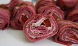 Rondele de clatite de sfecla cu crema de branza