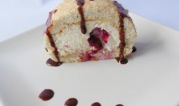 Rulada din albusuri cu crema de mascarpone si fructe de padure