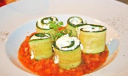 Rulouri de zucchini cu branza raw