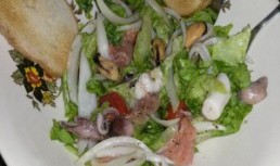 Salata cu fructe de mare si somon fume