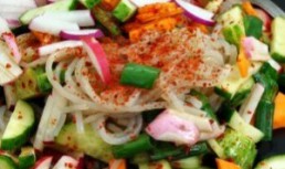 Salata  cu legume si taitei din cartof dulce