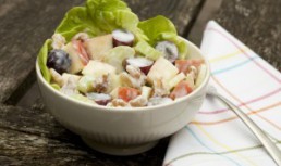 Salată cu mere, țelină și nuci