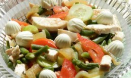 Salata cu piept de pui si legume