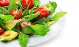 Salata cu ruccola si rosii cherry