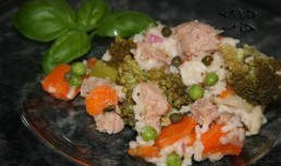 Salata de orez cu ton, legume si capere