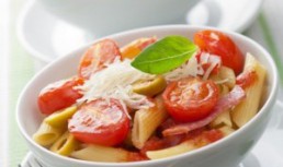 Salata de paste cu sunca si parmezan
