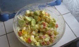 Salata de surimi cu iaurt si ou