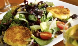 Salata de vara cu rondele de branza de capra