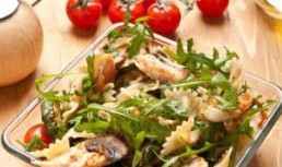 Salata din piept de pui si farfalle