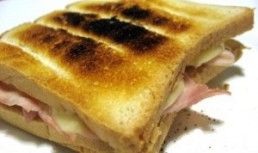 Sandvis cu bacon si usturoi