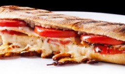 Sandwich Club cu pui