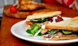 Sandwich cu pui rece si salata