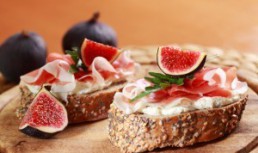 Sandwich cu smochine, sunca si busuioc