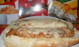 Sandviș cu șnițel de pui și cașcaval