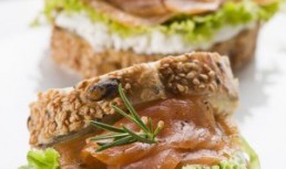 Sandwich cu somon afumat, lamaie si smantana