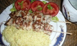 Souvlaki de pui cu tzatziki si orez grecesc