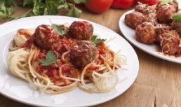 Spaghete cu chiftele si sos de rosii