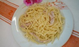Spaghete cu sos de smantana si sunca