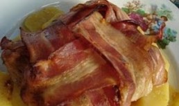 Spata de porc cu bacon impletit