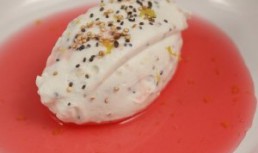 Spuma de iaurt cu sirop de rubarba