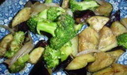 Stir fry cu vinete si broccoli