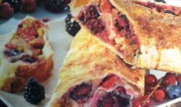 Strudel cu fructe de padure si ciocolata