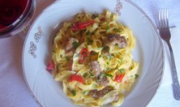 Tagliatelle cu pipote de pui si vin de Porto