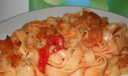 Tagliatelle cu sos de ardei copti si rosii