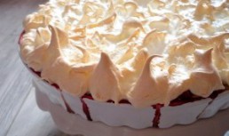 Tarta cu capsuni si bezea