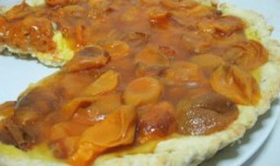 Tarta cu crema de vanilie si caise