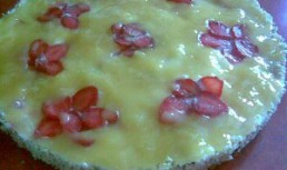 Tarta cu floricele din capsuni