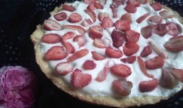 Tarta cu frisca si capsuni