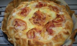 Tarta cu praz, branzeturi si sunculita 
