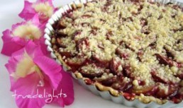 Tarta cu prune si invelis crocant