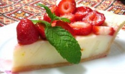 Tarta de capsuni cu budinca si menta