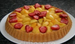 Tarta de migdale cu nectarine si capsuni