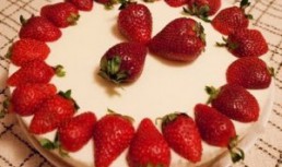 Tarta fina cu iaurt si capsuni